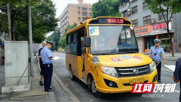 吉首交警持續開展暑期校車專項安全督