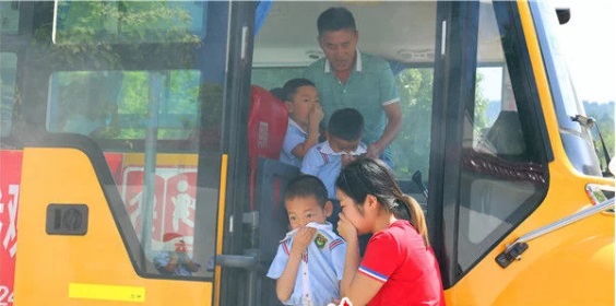 貴州鎮(zhèn)遠:多部門聯(lián)合開展校車交通事故應急救援演練