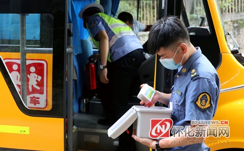 檢查消防器材和急救箱。