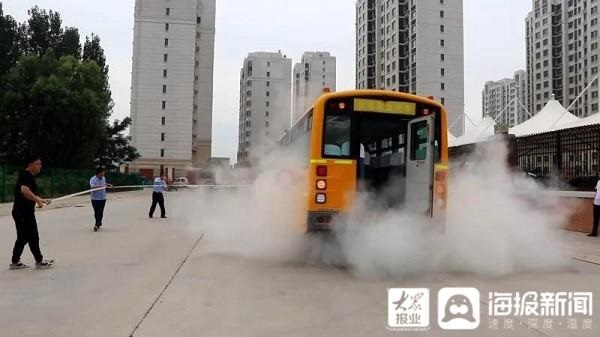 山東高唐交警聯合教體局、學校、校車公司共同開展校車事故與消防應急演練