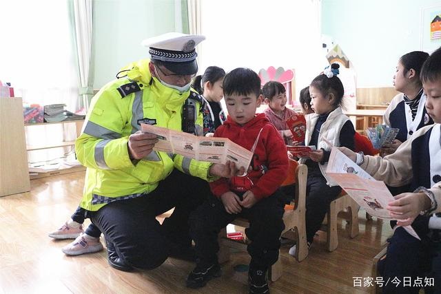 山東滕州：交警開展“拒絕乘坐黑校車”交通安全宣傳活動