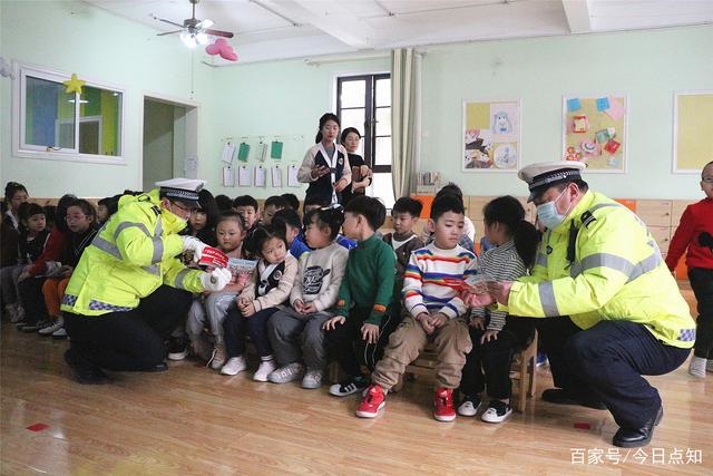 山東滕州：交警開展“拒絕乘坐黑校車”交通安全宣傳活動