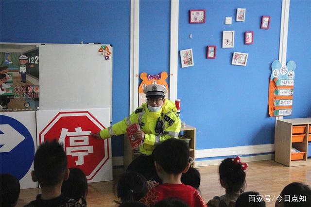 山東滕州：交警開展“拒絕乘坐黑校車”交通安全宣傳活動