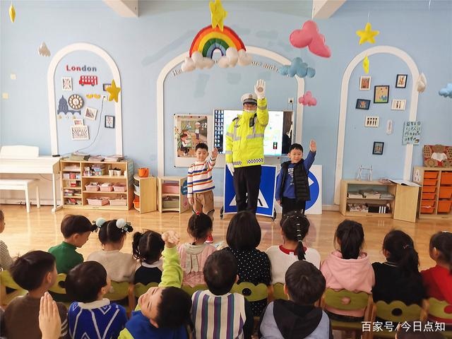 山東滕州：交警開展“拒絕乘坐黑校車”交通安全宣傳活動