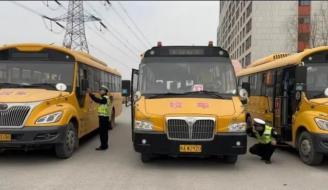 西咸交警：校車安全檢查 保障行車安全