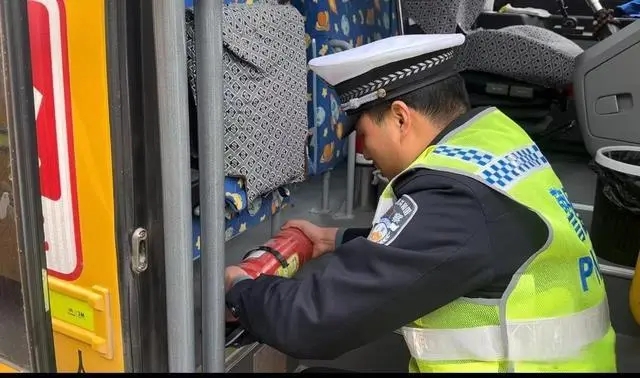 西咸交警：校車安全檢查 保障行車安全