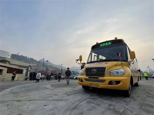 青島溫馨校車運送島城12.5萬名學子安全抵校