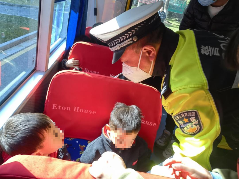 為愛護航，安全“童行”——校車交通事故安全演練！