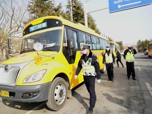 把好校車安全關(guān)！煙臺(tái)交警第五大隊(duì)開(kāi)展校車專項(xiàng)檢查