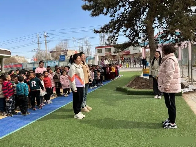 甘州區明永鎮中心幼兒園成功舉行校車逃生應急演練