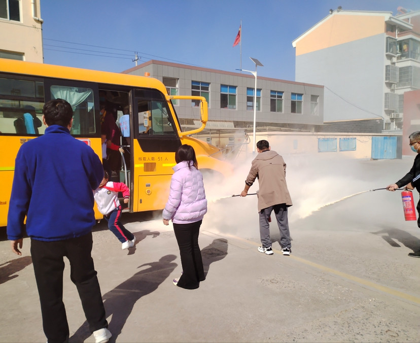 【三提三爭 提效爭先】桓臺縣荊家鎮荊四小學開展校車事故應急疏散演練