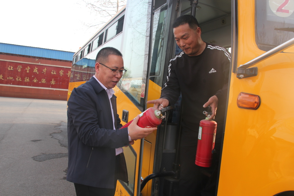 以練為戰 防患未然——桓臺縣田莊小學開展校車安全演練活動