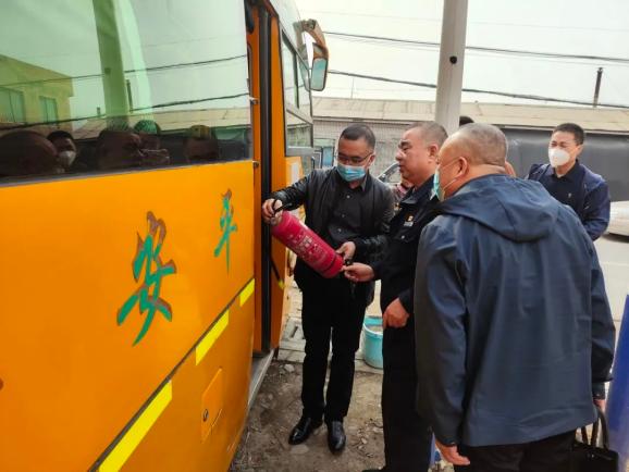 春季守護行動 | 昌邑交巡警聯合區教育局對校車進行安全大檢查