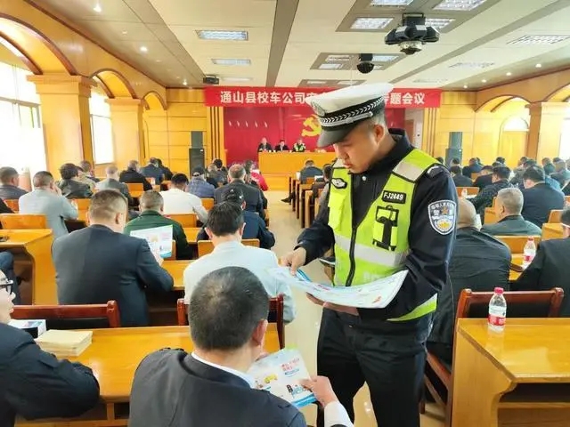 通山：嚴(yán)把校車安全關(guān) 筑牢學(xué)生“生命帶”