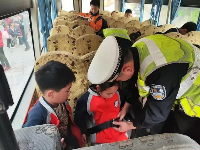 通山：嚴(yán)把校車安全關(guān) 筑牢學(xué)生“生命帶”