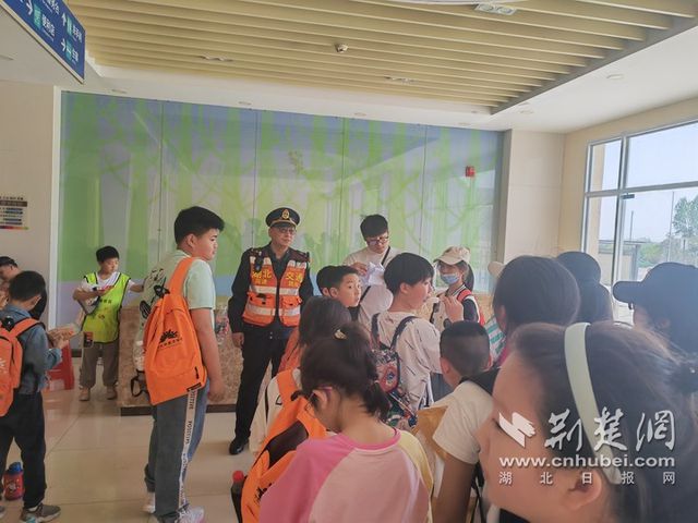 學生滯留高速 湖北路警聯合安全護送