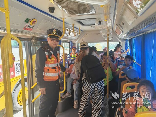 學生滯留高速 湖北路警聯合安全護送