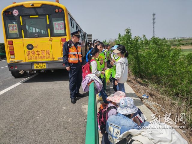 學生滯留高速 湖北路警聯合安全護送