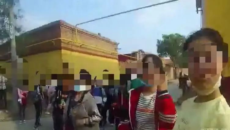 7座的車，擠了22個學生，這樣的車千萬不要讓孩子坐了