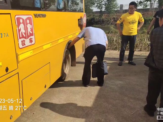 安陸多部門聯合開展校車安全檢查