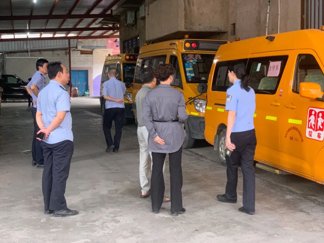 織密學生交通安全防護網，潮南交警加強校車安全檢查和校車司機安全宣傳教育