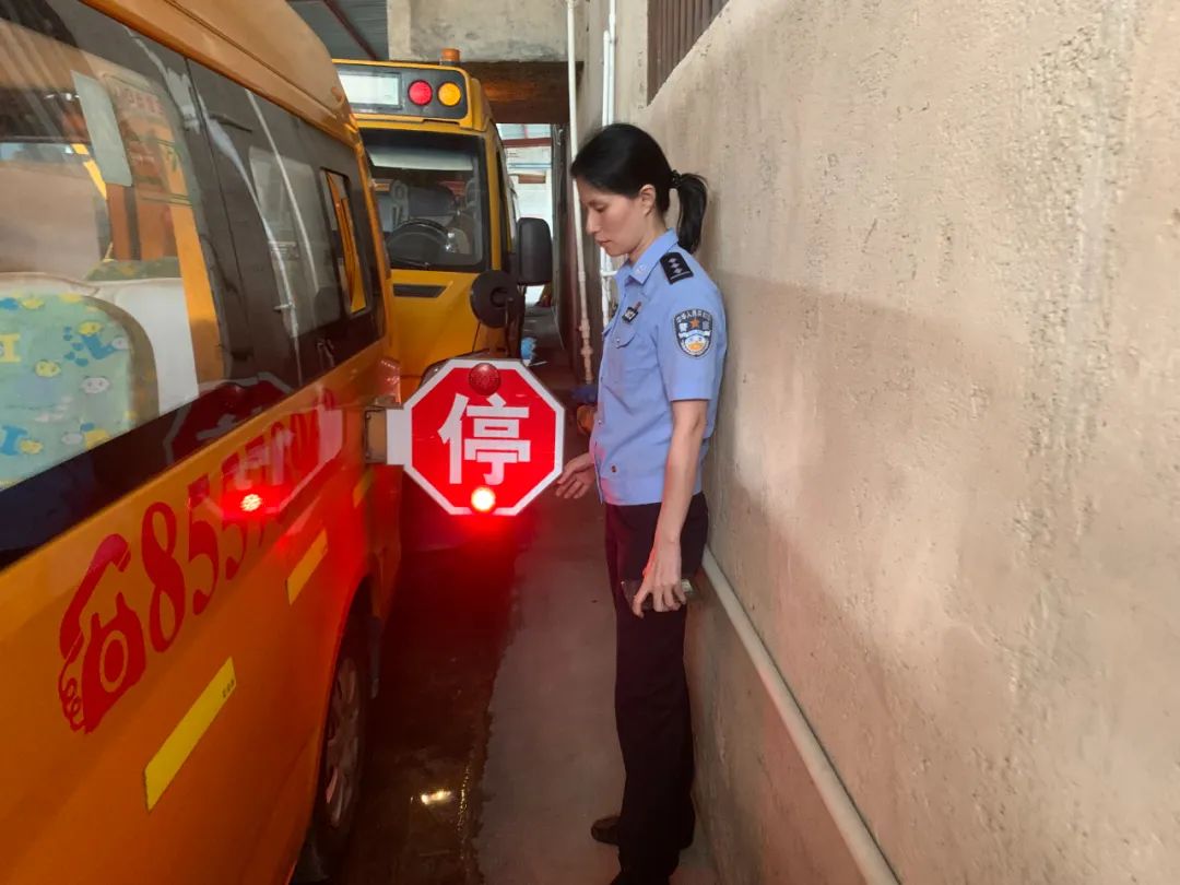 織密學生交通安全防護網，潮南交警加強校車安全檢查和校車司機安全宣傳教育