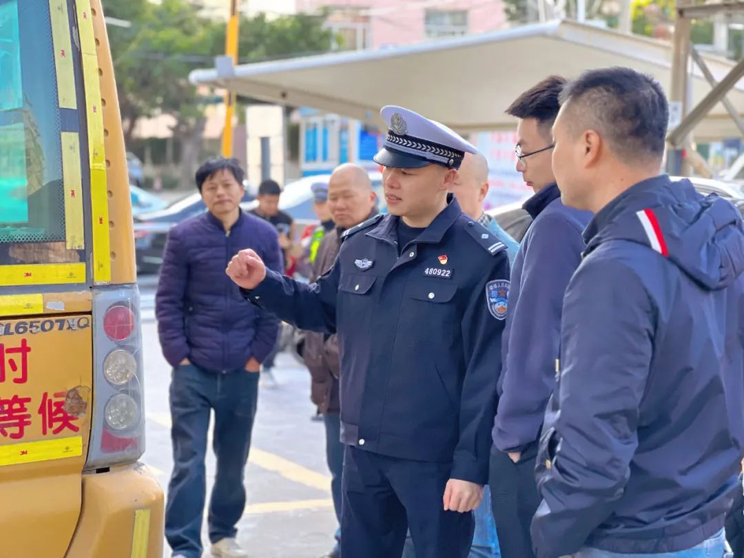 【安全在線，守護成長】--厚德中心幼兒園迎接多部門聯(lián)合進行校車安全檢查