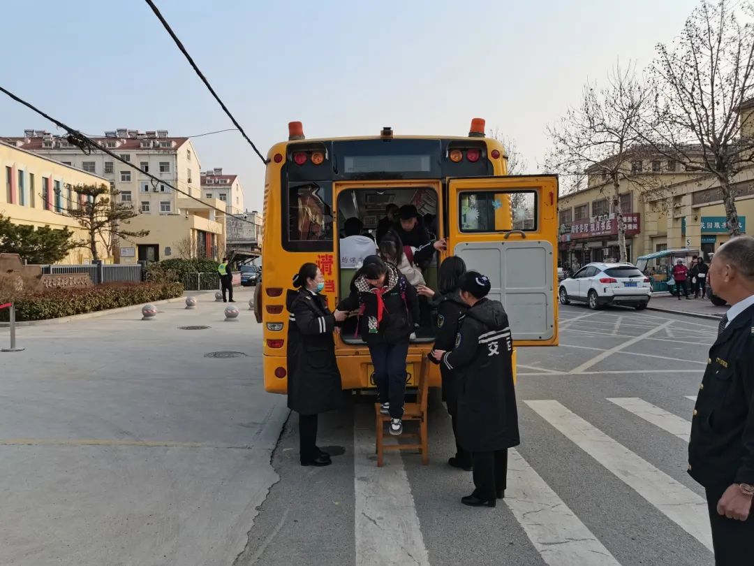校車疏散常演練 平安出行永相伴——黃山小學2024年開展校車疏散演練活動