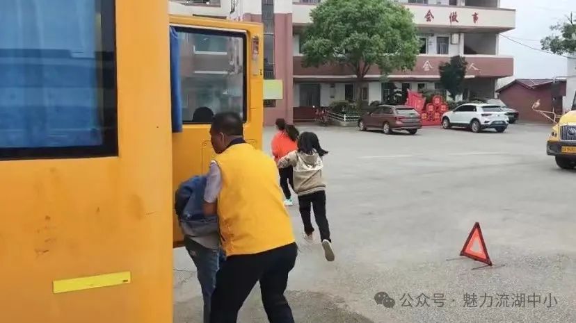 以演筑防 安全護航 | 紅谷灘區流湖中心小學開展校車應急逃生演練活動