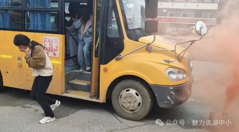 以演筑防 安全護航 | 紅谷灘區流湖中心小學開展校車應急逃生演練活動
