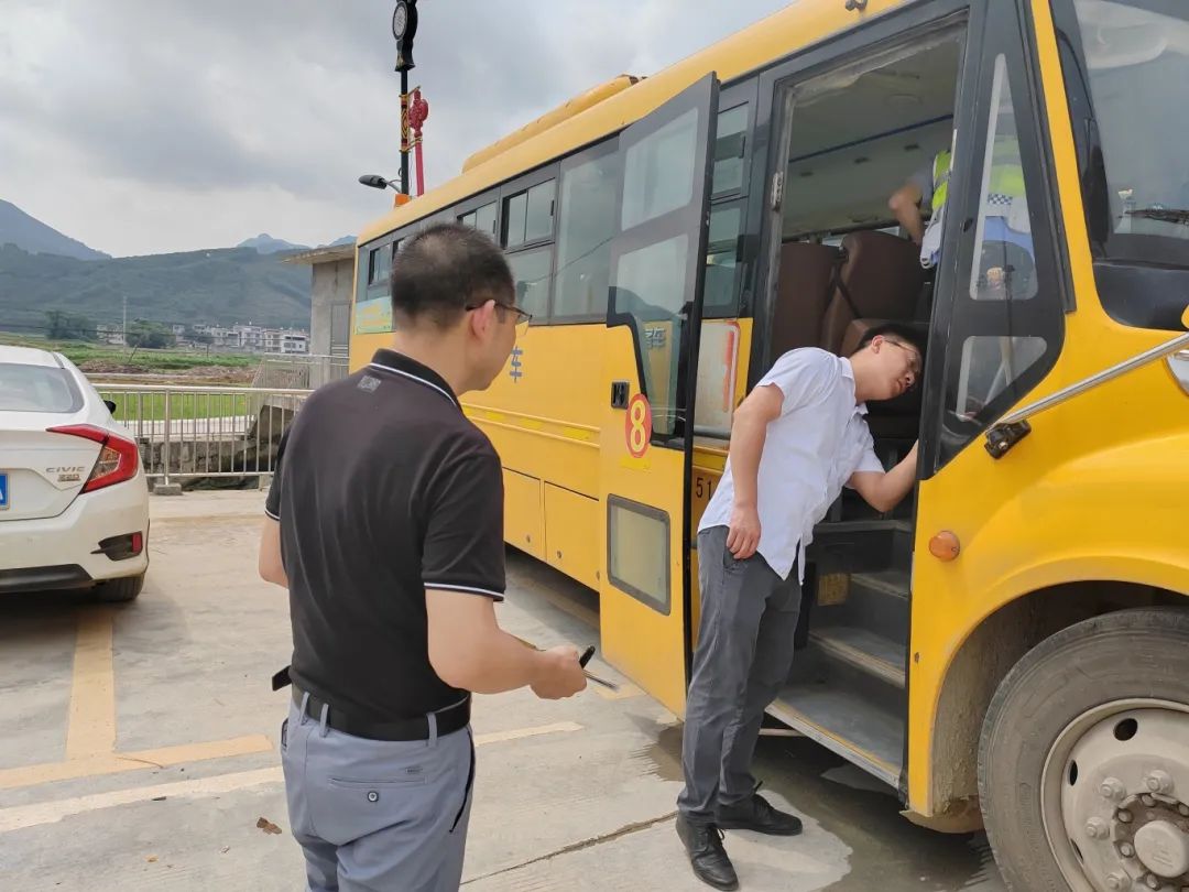 為校車“做體檢”！通挽鎮聯合多部門開展校車安全大檢查