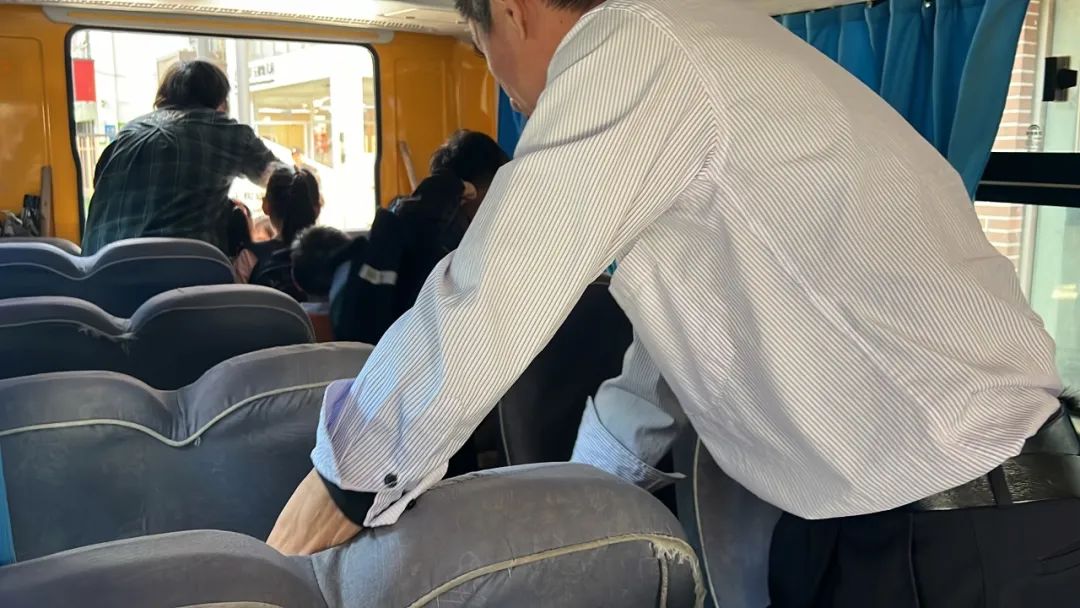 “為愛護(hù)航，校車安全伴我行”——上海松江區(qū)玉樹幼兒園校車安全應(yīng)急演練活動(dòng)