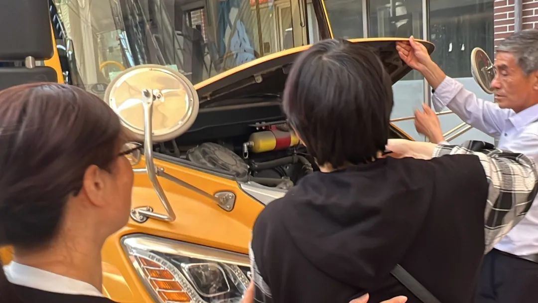 “為愛護(hù)航，校車安全伴我行”——上海松江區(qū)玉樹幼兒園校車安全應(yīng)急演練活動(dòng)