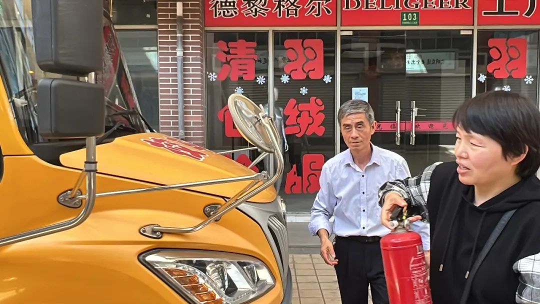 “為愛護(hù)航，校車安全伴我行”——上海松江區(qū)玉樹幼兒園校車安全應(yīng)急演練活動(dòng)