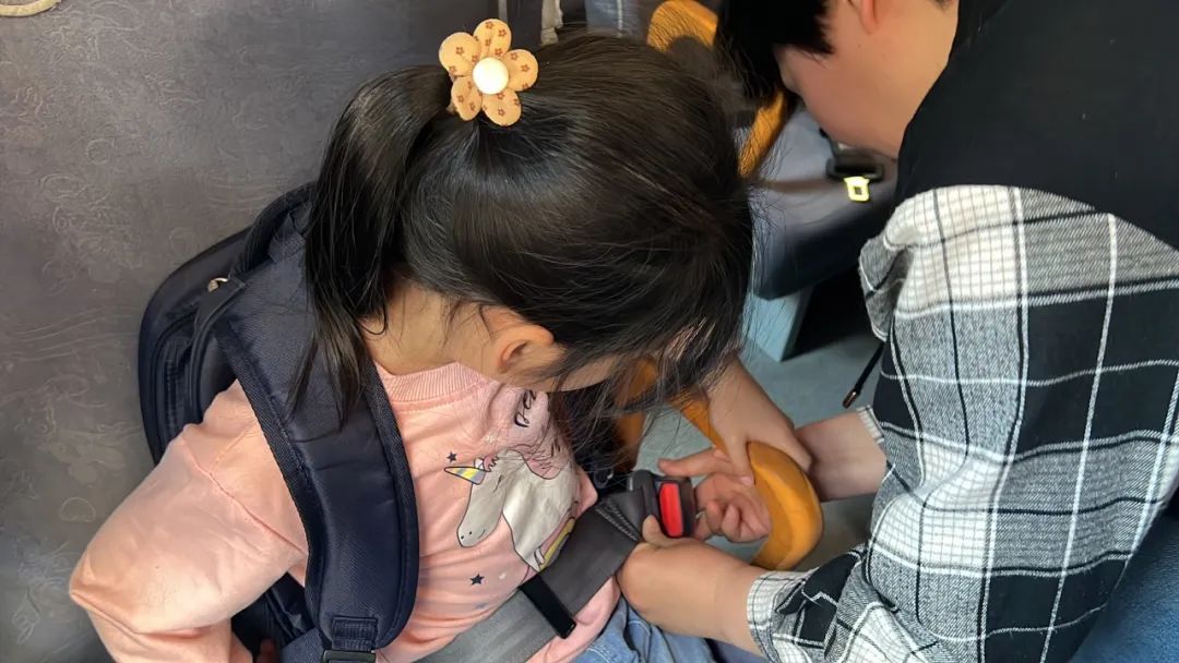 “為愛護(hù)航，校車安全伴我行”——上海松江區(qū)玉樹幼兒園校車安全應(yīng)急演練活動(dòng)