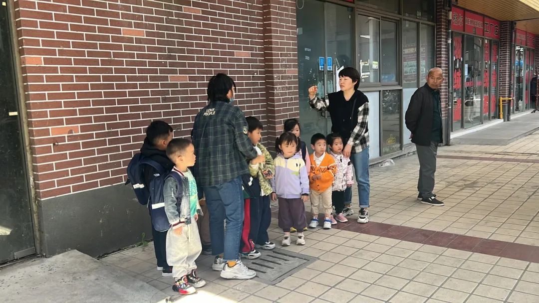 “為愛護(hù)航，校車安全伴我行”——上海松江區(qū)玉樹幼兒園校車安全應(yīng)急演練活動(dòng)