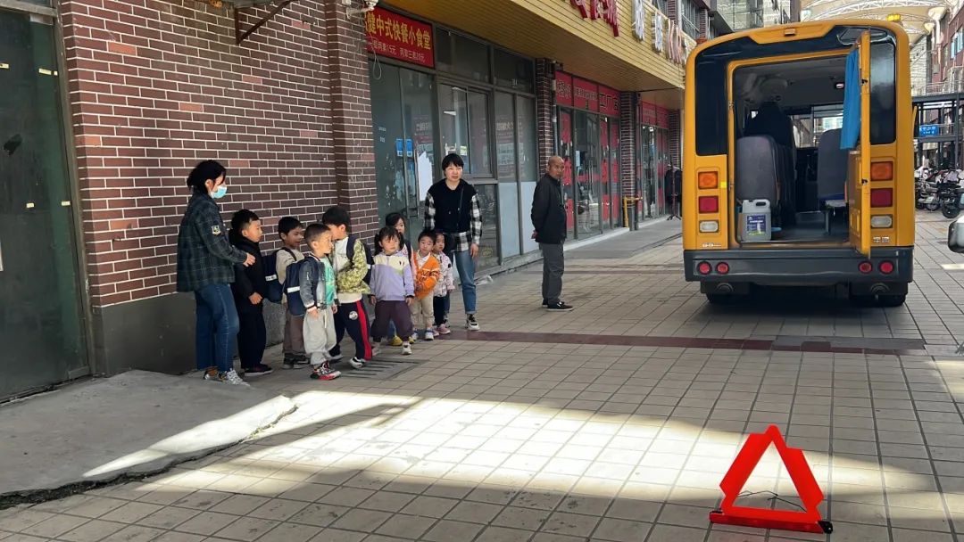 “為愛護(hù)航，校車安全伴我行”——上海松江區(qū)玉樹幼兒園校車安全應(yīng)急演練活動(dòng)