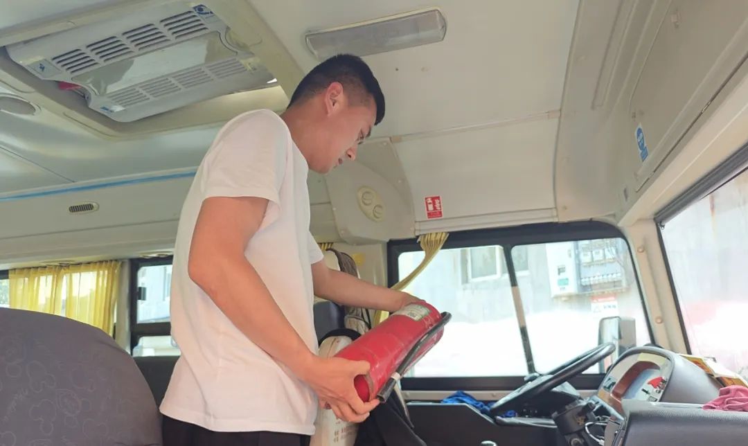 冠縣東古城鎮(zhèn)聯(lián)合校各校開(kāi)展校車(chē)安全排查專(zhuān)項(xiàng)活動(dòng)