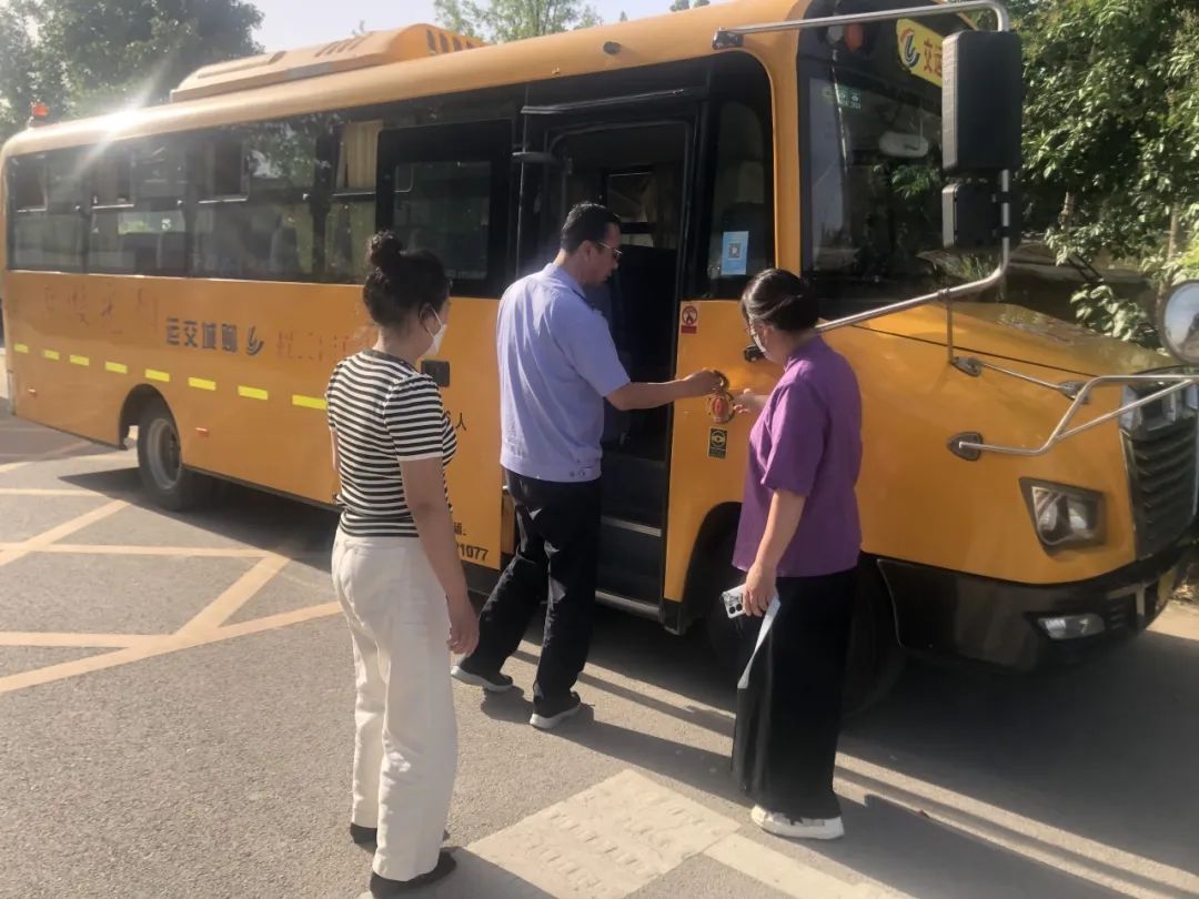 冠縣東古城鎮(zhèn)聯(lián)合校各校開(kāi)展校車(chē)安全排查專(zhuān)項(xiàng)活動(dòng)