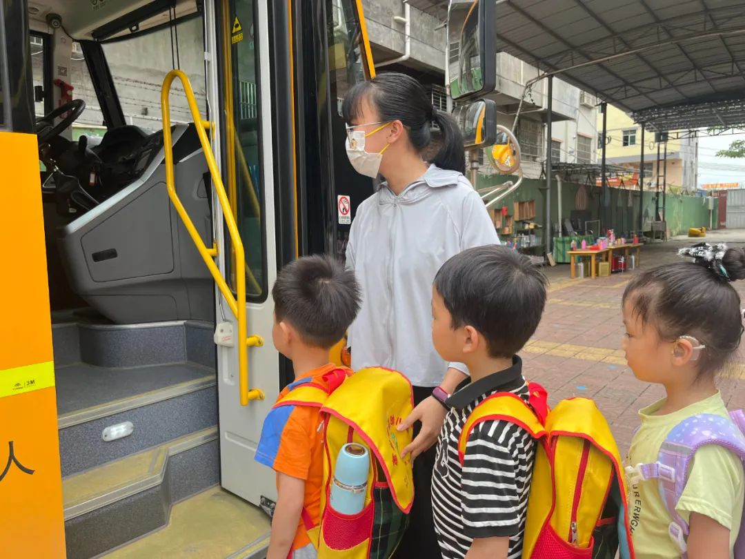 安全乘校車 平安伴我行——大嶺金色未來幼兒園校車消防應急演練