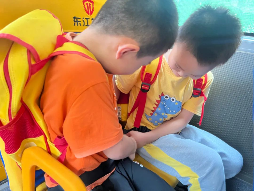 安全乘校車 平安伴我行——大嶺金色未來幼兒園校車消防應急演練