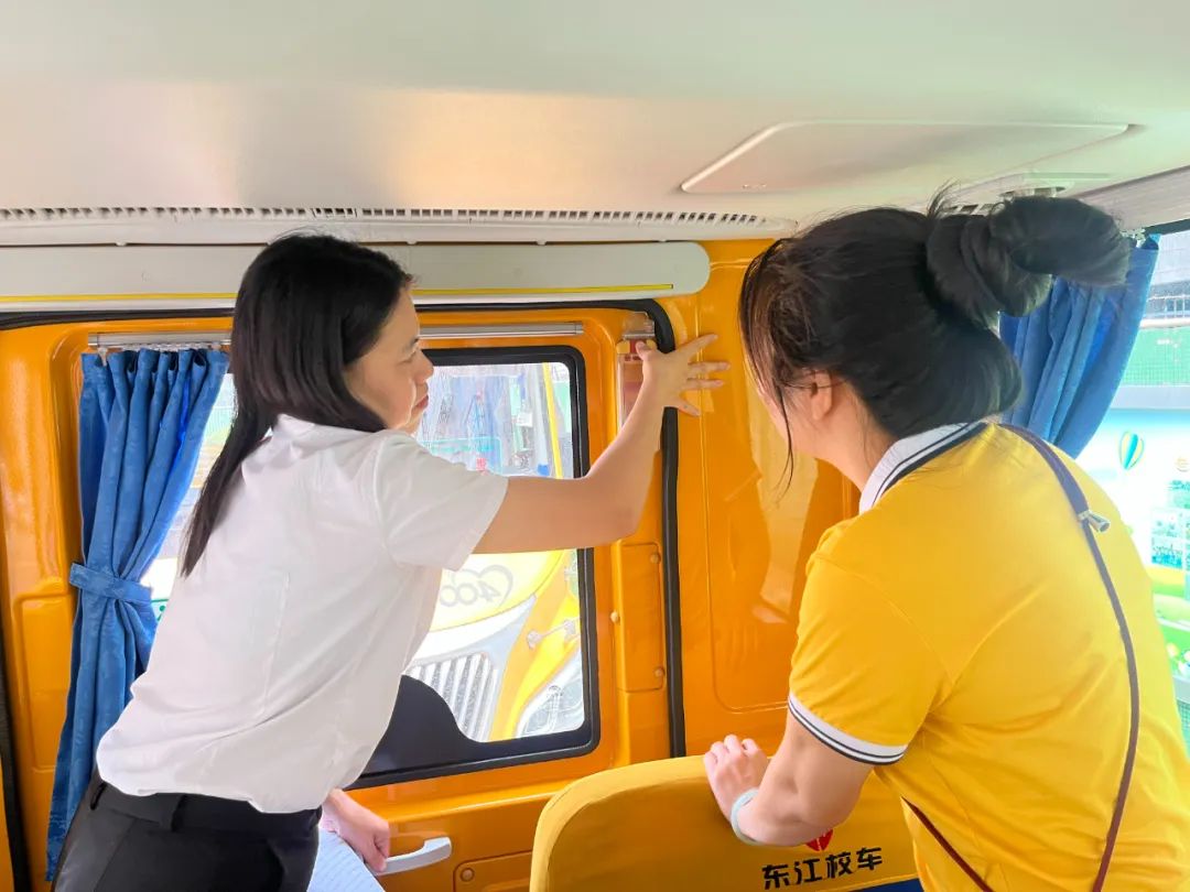 安全乘校車 平安伴我行——大嶺金色未來幼兒園校車消防應急演練