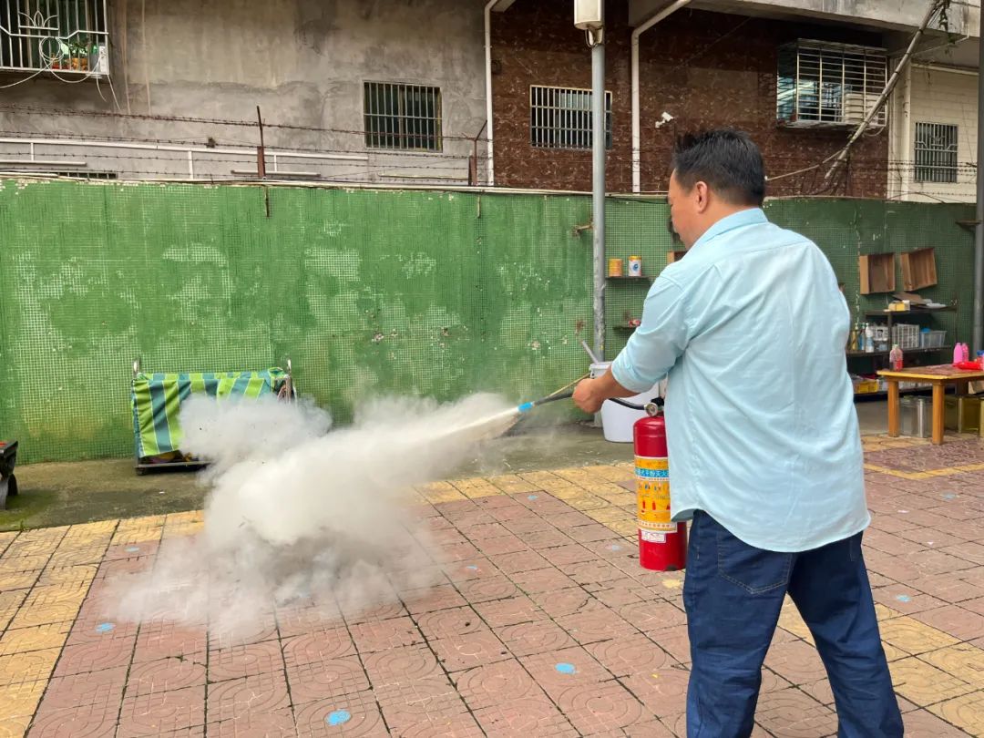安全乘校車 平安伴我行——大嶺金色未來幼兒園校車消防應急演練
