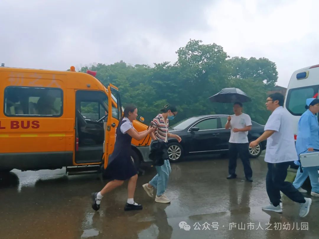 【為愛護航·平安校車】——廬山市人之初幼兒園校車安全演練