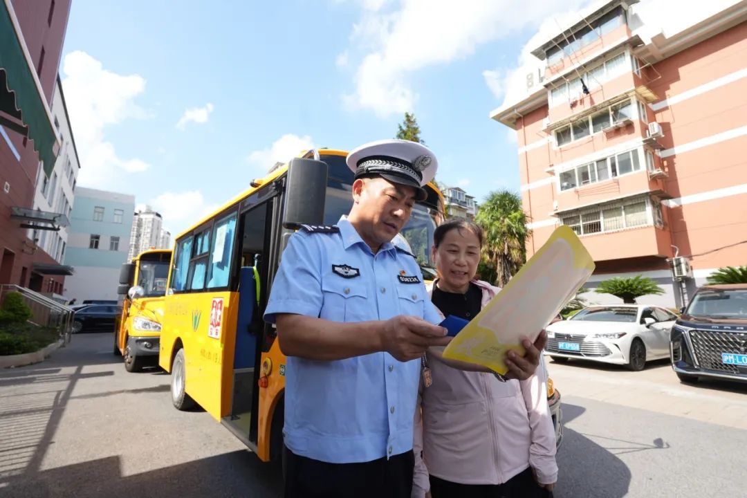 安全感拉滿(mǎn)的校車(chē)，看蜀黍如何“穩(wěn)穩(wěn)”拿捏！