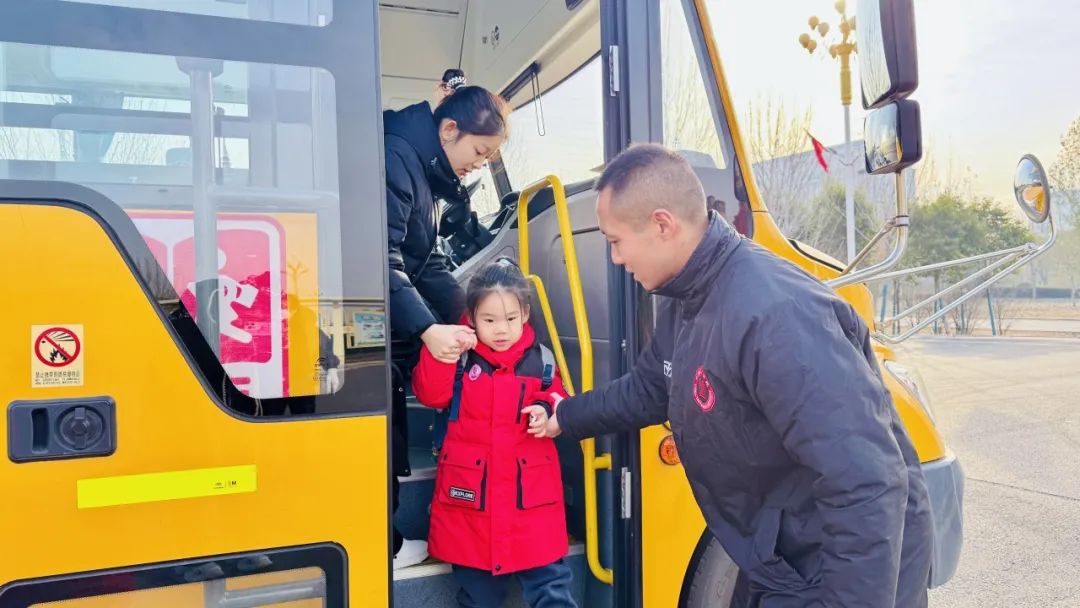 安全“童”行 快樂出發——北大新世紀幼兒園校車安全演練活動