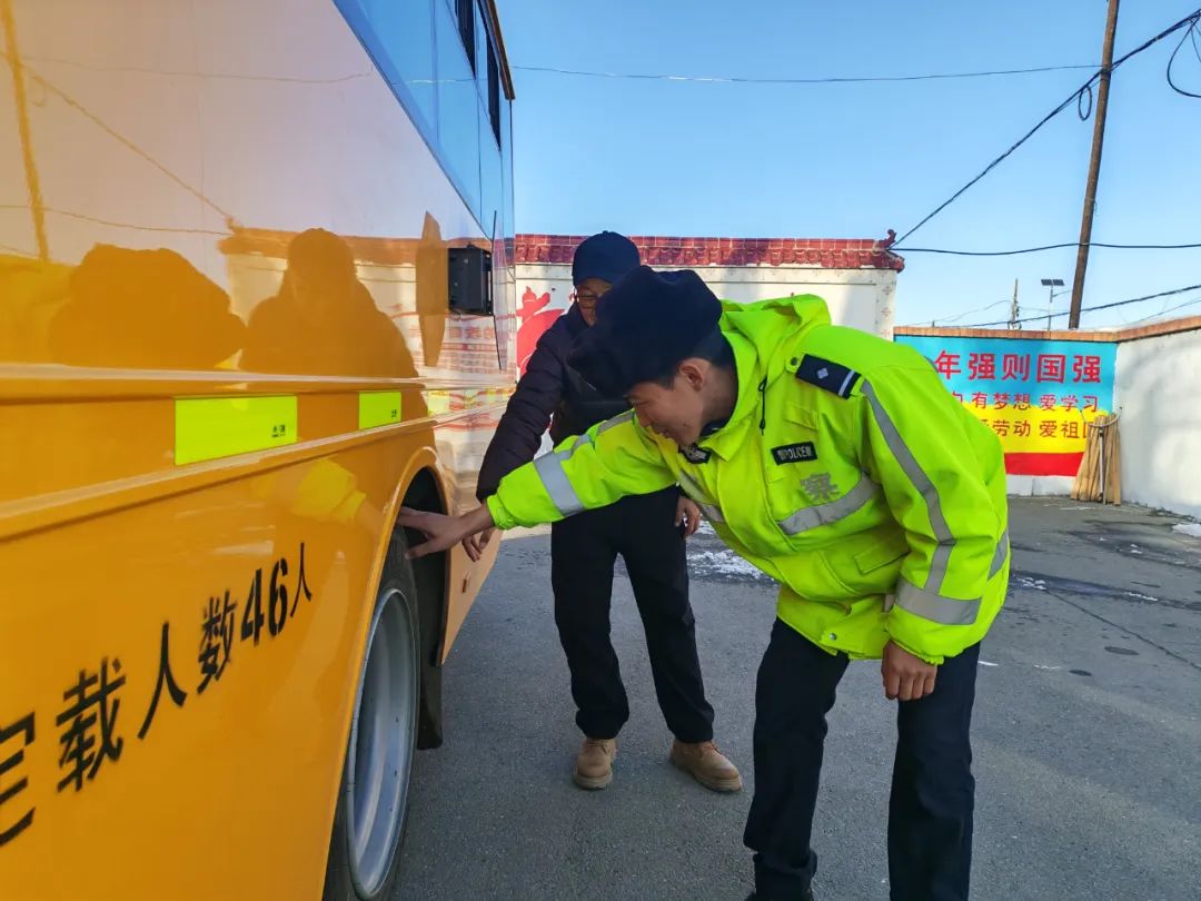 富蘊公安：校車安全大檢查 擰緊出行“安全閥”
