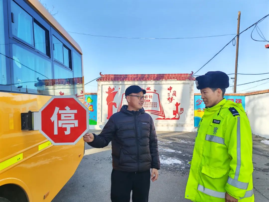 富蘊公安：校車安全大檢查 擰緊出行“安全閥”