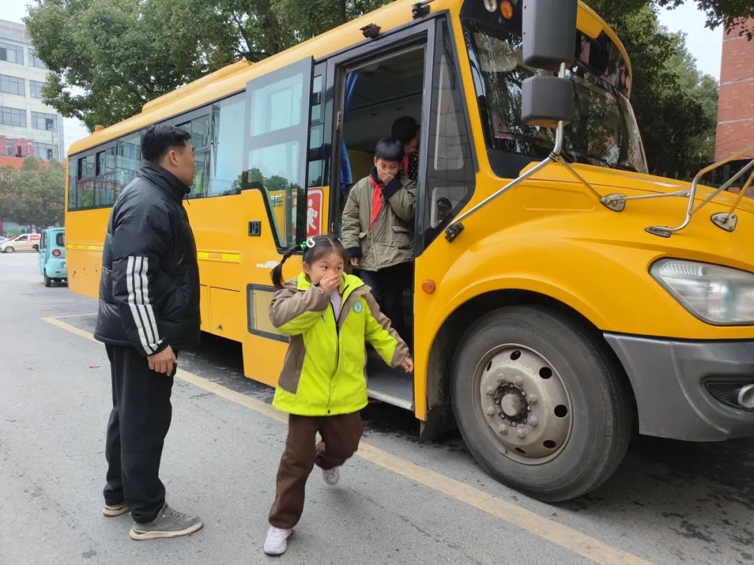 【金彩 安全】擰緊校車“安全閥” 筑牢學(xué)生“平安路”——金獅小學(xué)開(kāi)展校車安全教育系列活動(dòng)