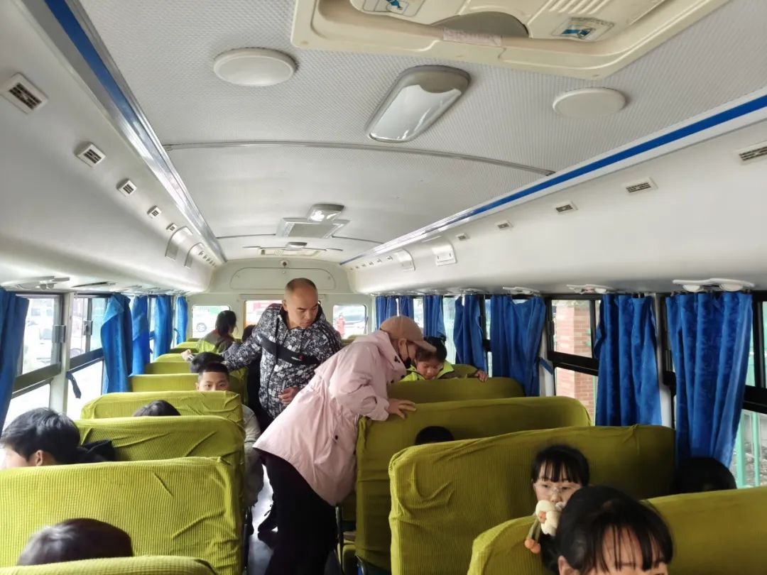 【金彩 安全】擰緊校車“安全閥” 筑牢學(xué)生“平安路”——金獅小學(xué)開(kāi)展校車安全教育系列活動(dòng)